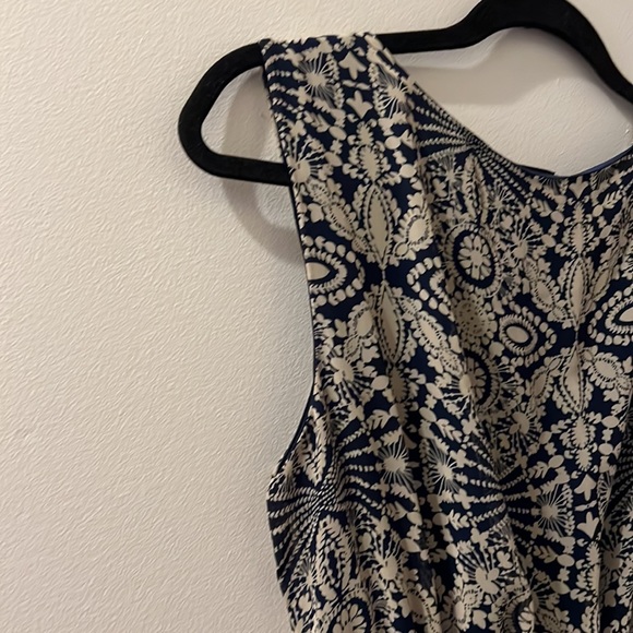 Beautiful low V Flowy Mini Dress - Picture 5 of 7